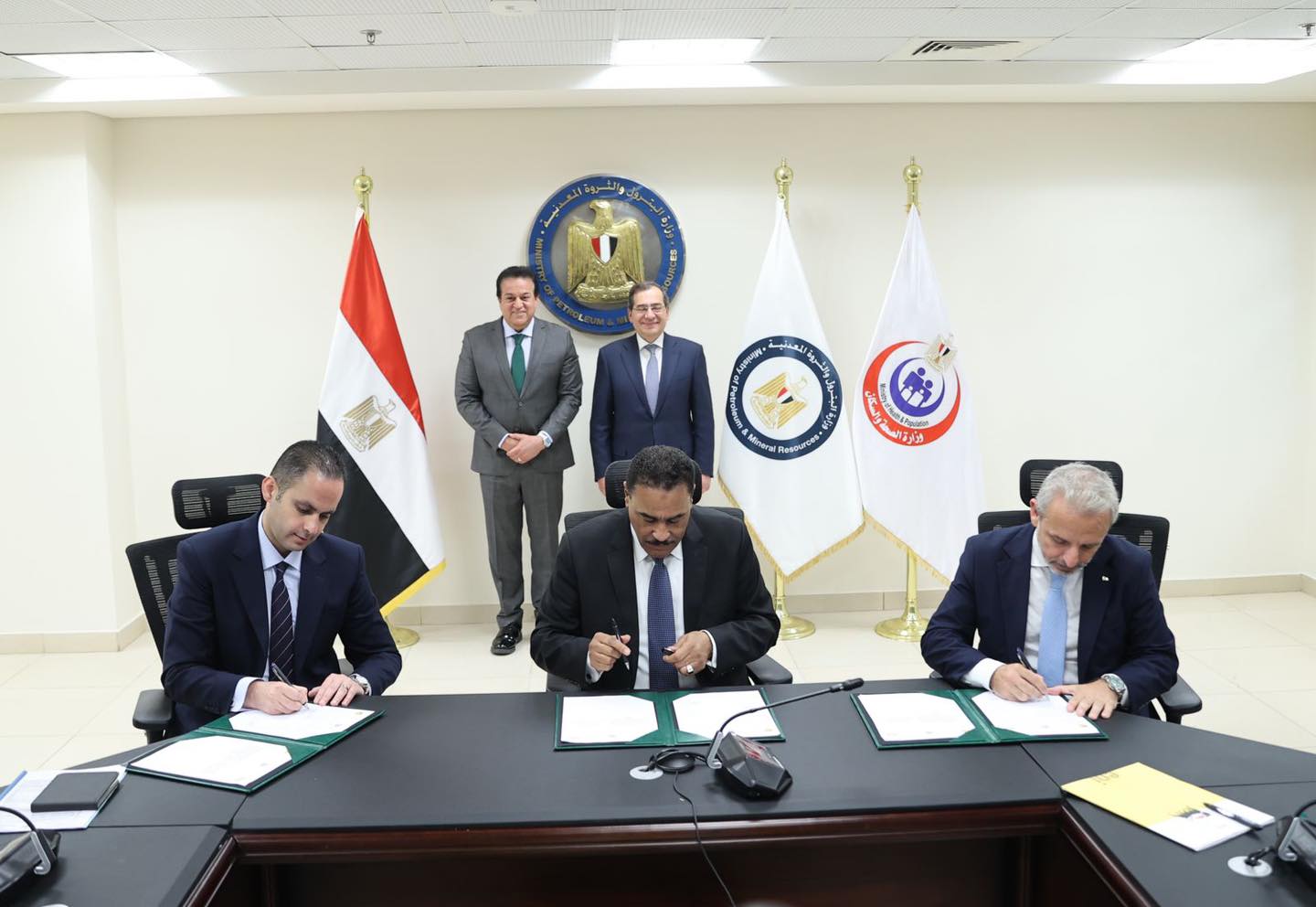 وزيرا الصحة والبترول يشهدان توقيع اتفاقيتين