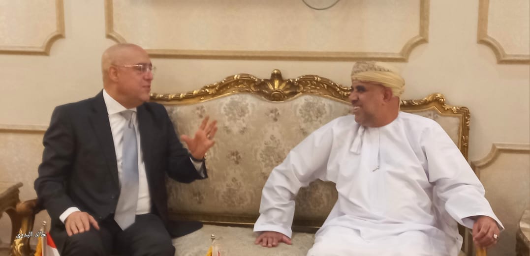 وزير الإسكان المصري مع نظيره العماني