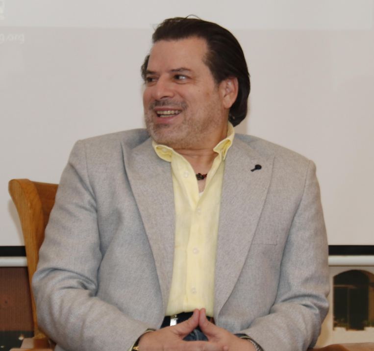 عاطف عوض: تعلمت الانضباط من والدي وكنا نقعد 3 شهور في التلفزيون بسبب ...
