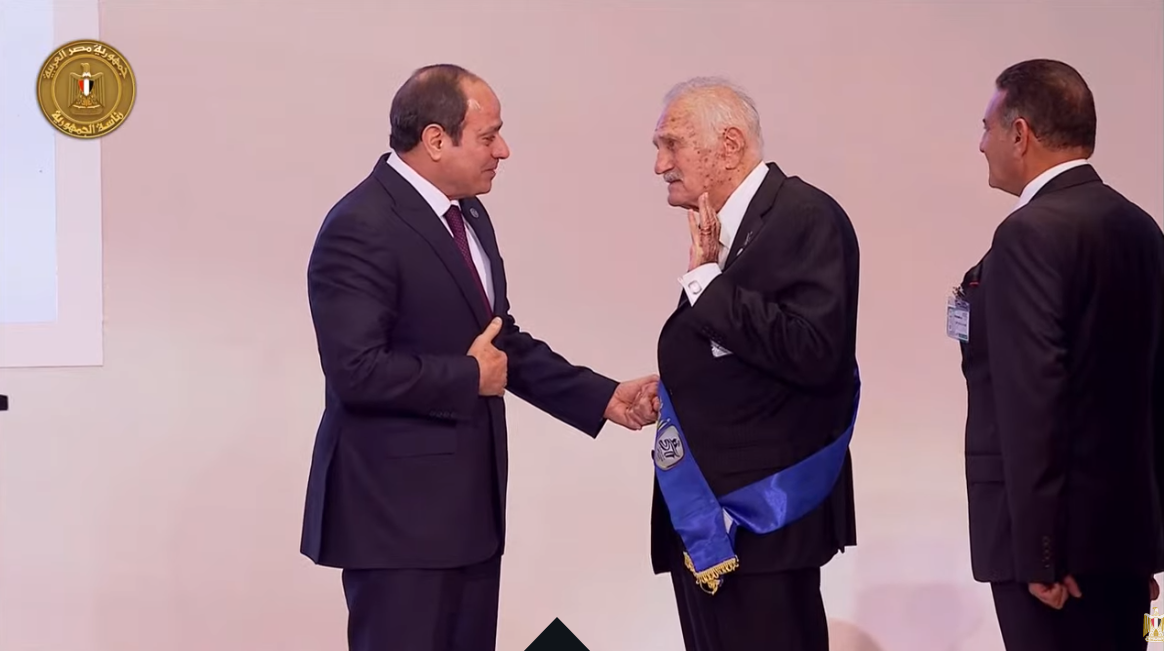 الرئيس السيسي يُكرم عددًا من أبطال مصر المشاركين في حرب أكتوبر 1973