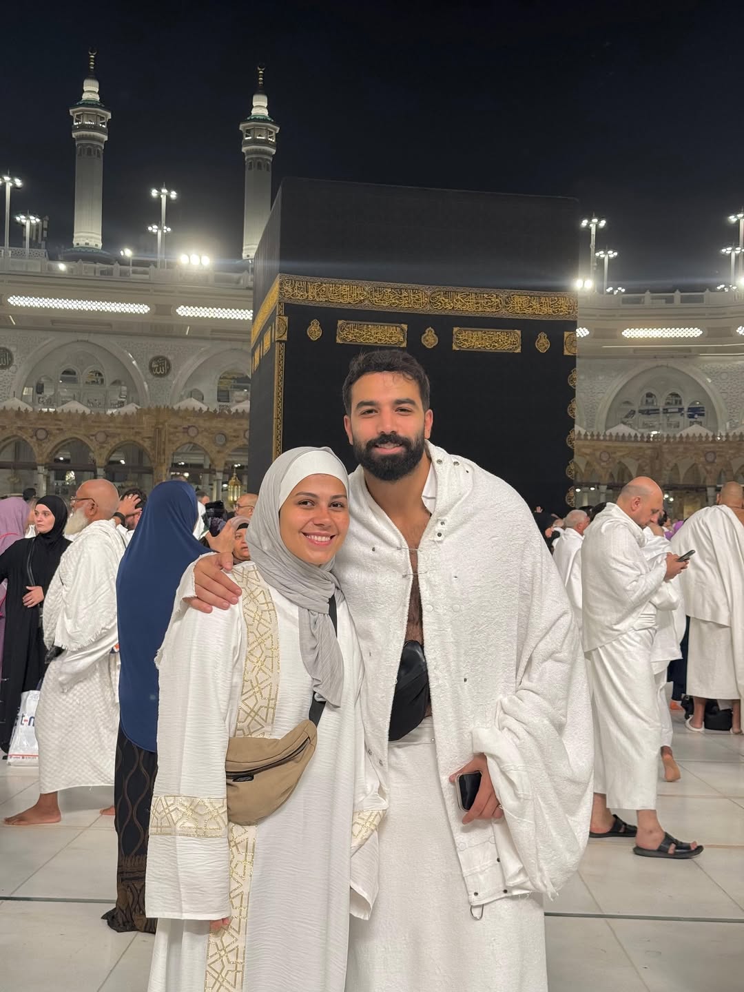 الفنان حازم إيهاب يؤدي مناسك العمرة بصحبة زوجته