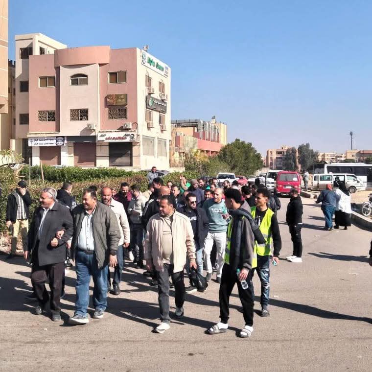 عمال المصانع يتوافدون على لجان الاقتراع للإدلاء بأصواتهم في جولة الإعادة بانتخابات النواب بالسادات 