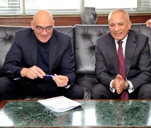 الإعلامي أحمد موسى أثناء توقيع كتابه