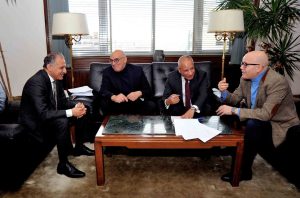 الإعلامي أحمد موسى أثناء توقيع كتابه