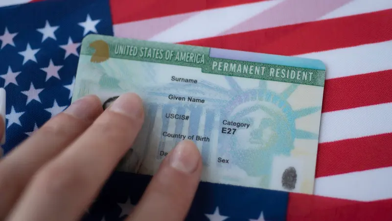 تعليق مفاجئ لبرنامج الهجرة.. قرار جديد من ترامب بشأن قرعة «جرين كارد» 