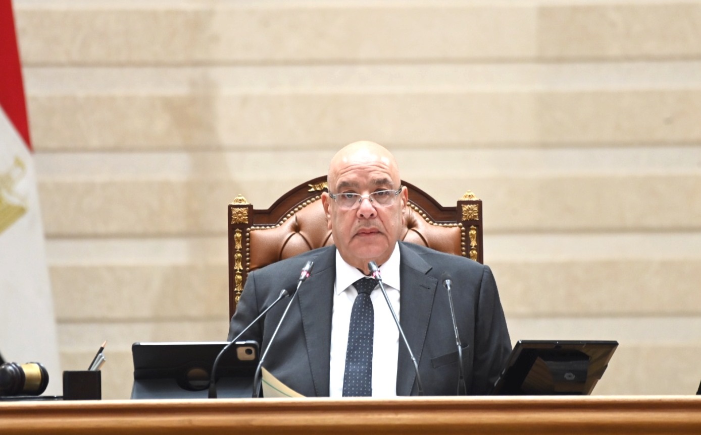 عاجل رئيس النواب يمنع الأعضاء من الحديث في التليفون أثناء الجلسة العامة 