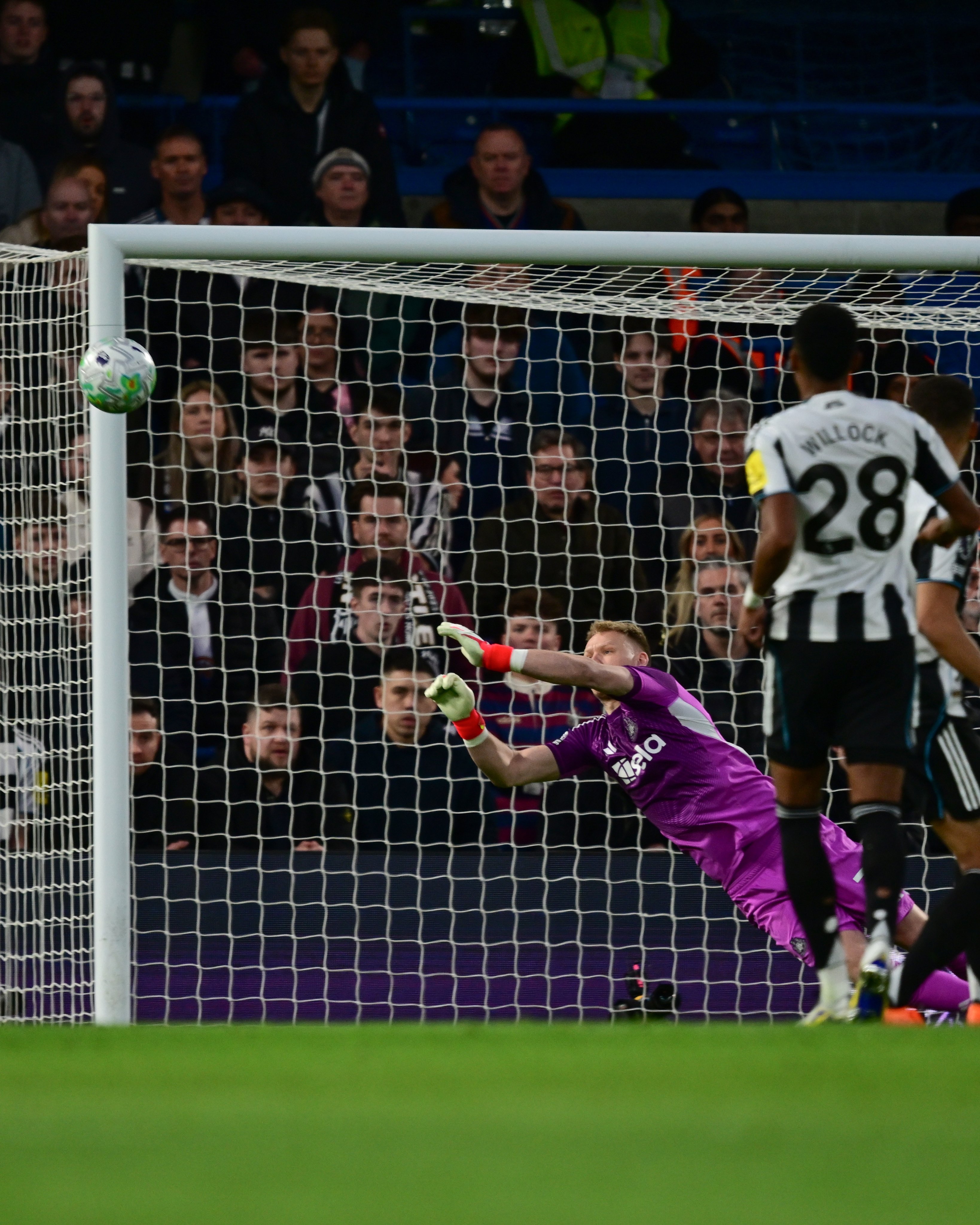 أنتوني جوردون يحتفل بهدفه في مرمى تشيلسي