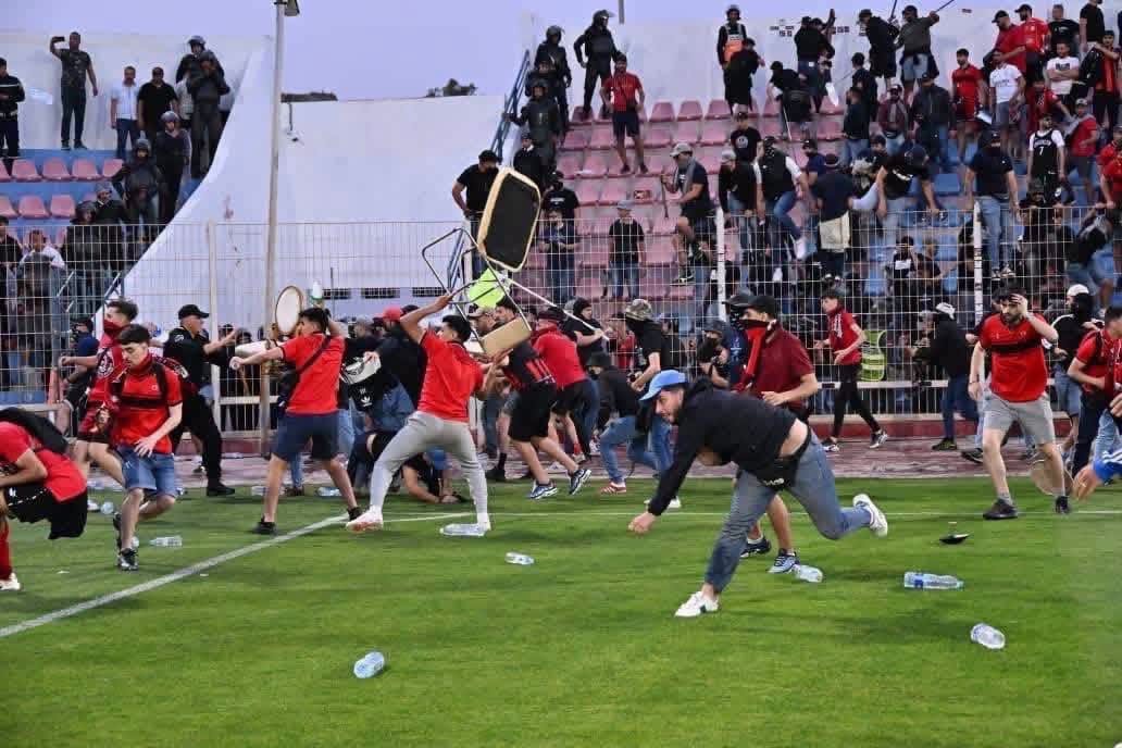 عاجل.. «الكاف» يتلقى تقرير مباراة أولمبيك آسفي واتحاد العاصمة.. واتهام جماهير الفريق الجزائري بإثارة الفوضى 