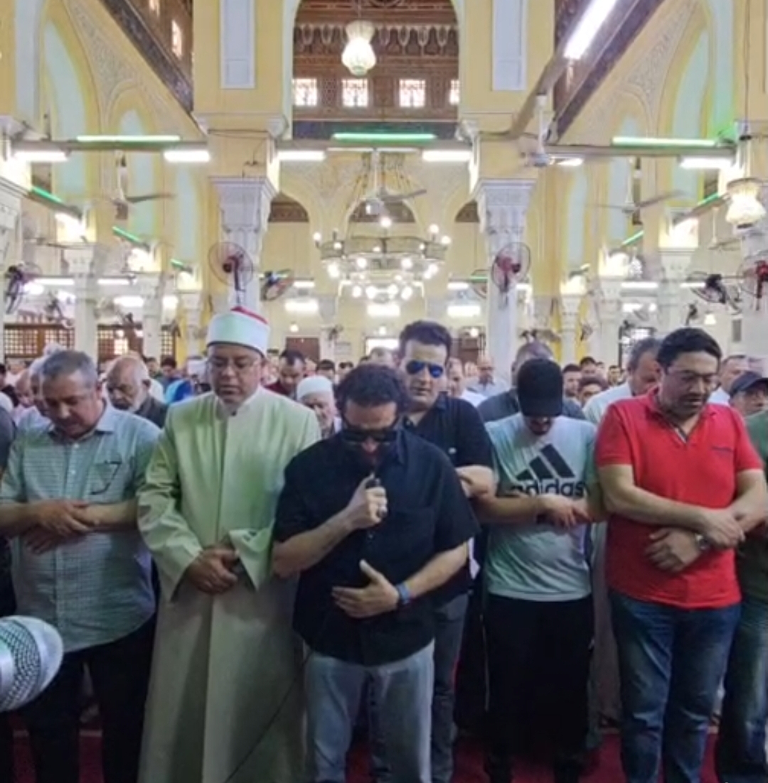 أحمد حلمي يكتفي بالعزاء في المقابر