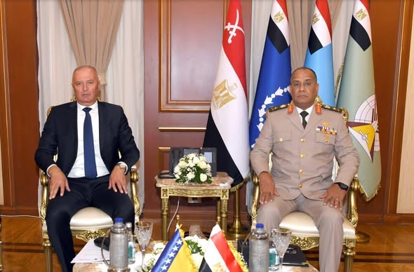 وزير الدفاع يناقش التعاون مع نظيره البوسني