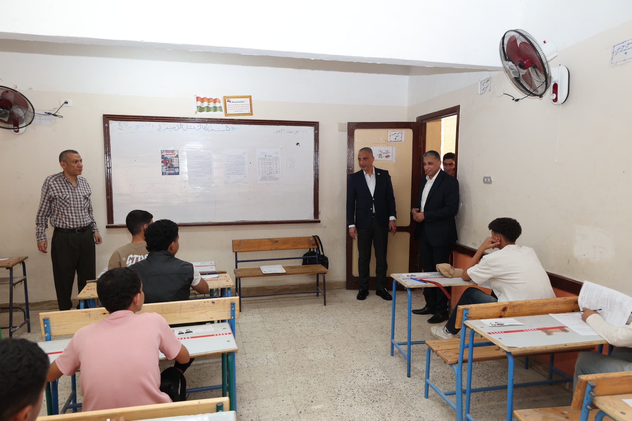 محافظ الجيزة يتابع لجان الشهادة الإعدادية بأبو النمرس