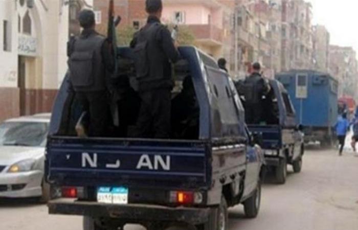 «محادثات على تطبيق».. ضبط عامل هدد رجلًا وأبناءه بالإسكندرية